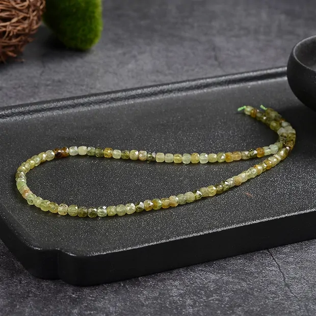 Strand cube, garnet green (Grossular), faceted, 04mm (39cm) | Marco Schreier