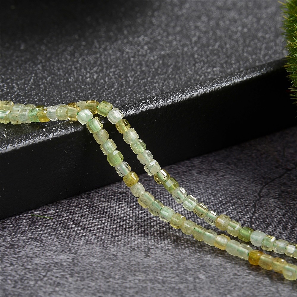 Rang de collier, Grenat vert (Grossulaire), à facettes, 02 x 02x x 02mm (39cm) | Marco Schreier