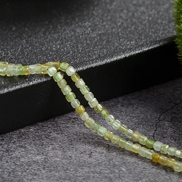 Cubo de filamento, granate verde (Grossular), facetado, 02 x 02x x 02mm (39cm) | Marco Schreier