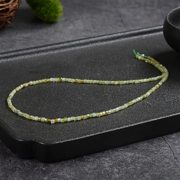 Strang Würfel, Granat grün (Grossular), facettiert, 02 x 02x x 02mm (39cm) | Marco Schreier