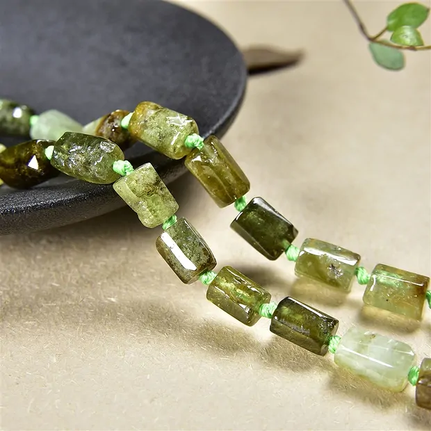 Rang de collier, Grenat vert (Grossulaire), facettes grossières, 10 x 06mm (42cm) | Marco Schreier