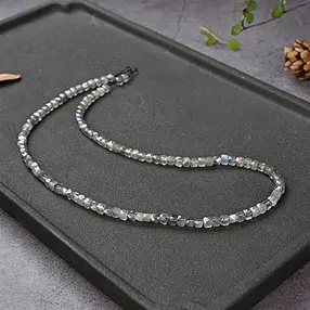 Stringed beads cube, labradorite, 04mm, faceted (39cm) | Marco Schreier