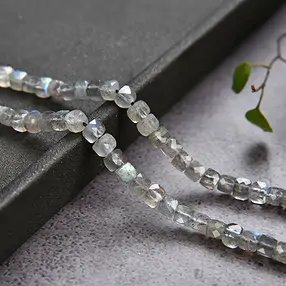Stringed beads cube, labradorite, 04mm, faceted (39cm) | Marco Schreier