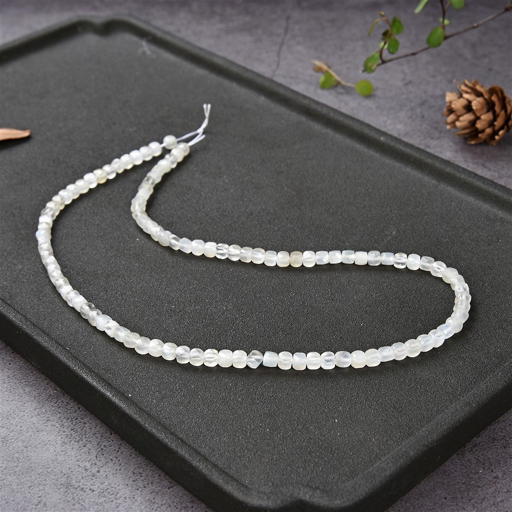 Rang de colliers, pierre de lune (blanche), à facettes, 04mm | Marco Schreier
