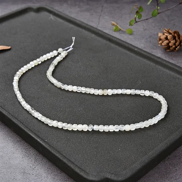 Rang de colliers, pierre de lune (blanche), à facettes, 04mm | Marco Schreier