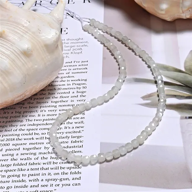 Rang de colliers, pierre de lune (blanche), à facettes, 04mm | Marco Schreier