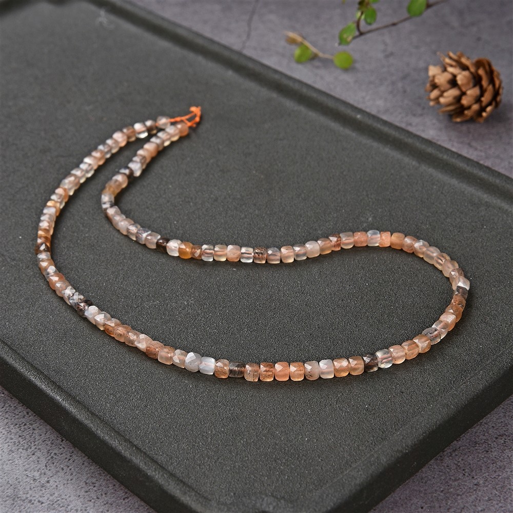 Rang de colliers, pierre de lune (multicolore), facettes, 04 x 04mm | Marco Schreier