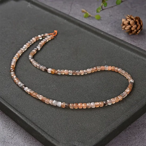 Rang de colliers, pierre de lune (multicolore), facettes, 04 x 04mm | Marco Schreier