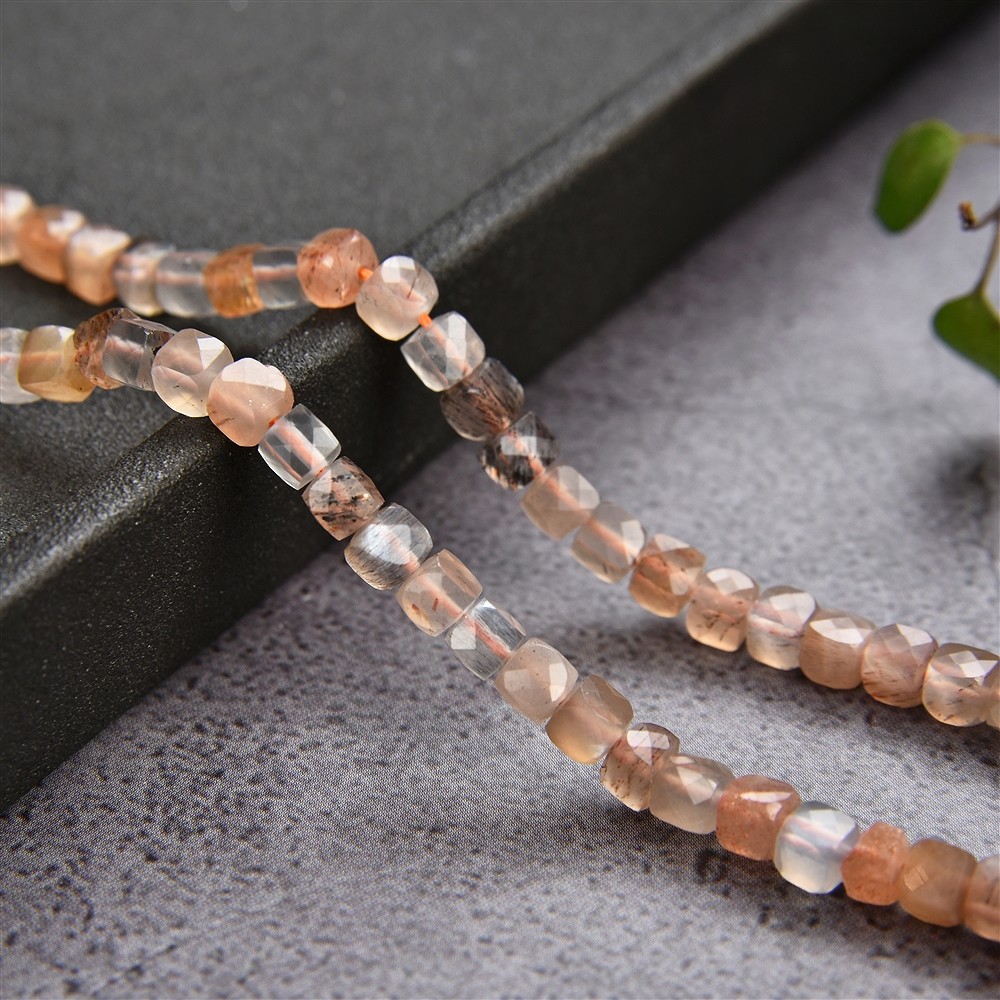 Rang de colliers, pierre de lune (multicolore), facettes, 04 x 04mm | Marco Schreier