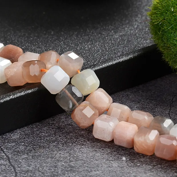 Strand cube, Moonstone (multicolored), 08 x 08 x 08mm, faceted | Marco Schreier