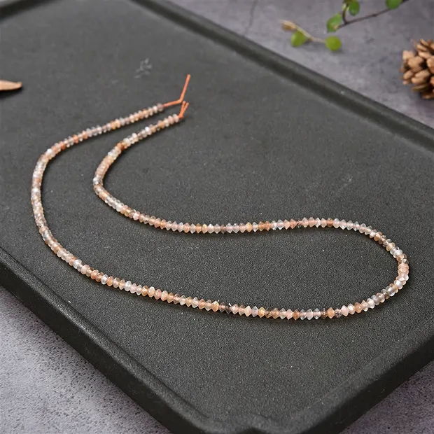 Fili di bottoni/dischi, Pietra di luna, sfaccettati, 02 x 03 mm | Marco Schreier