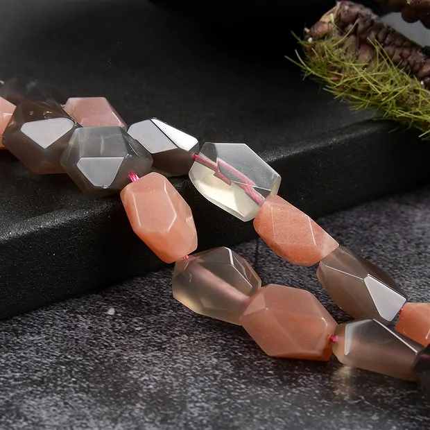 Strang Nuggets, Mondstein (bunt), facettiert, 12 x 10mm | Marco Schreier