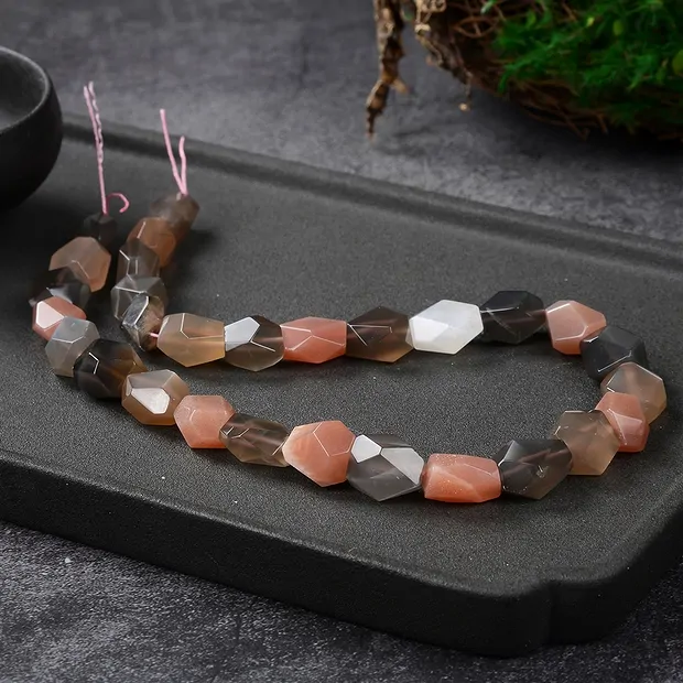 Rang de colliers, pierre de lune (multicolore), à facettes, 14 x 10mm | Marco Schreier