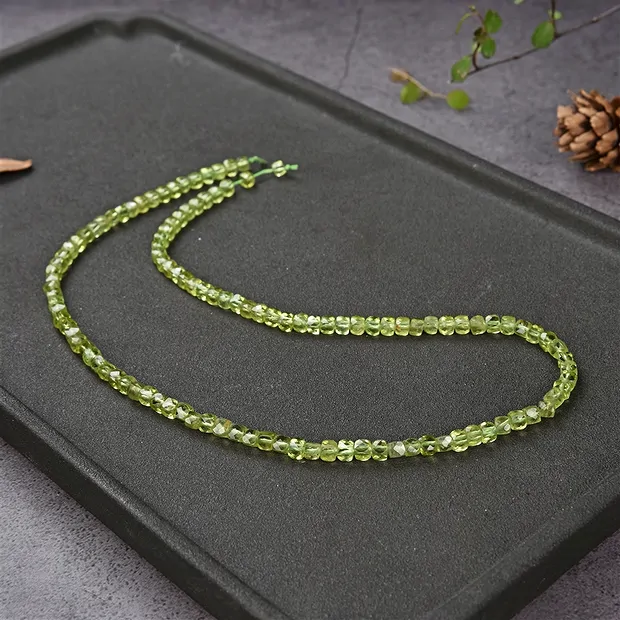 Strand cube, Peridote, faceted, 04mm (39cm) | wholesaler gems & healing stones