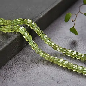 Strang Würfel, Peridot, 04mm, facettiert (39cm) | Marco Schreier