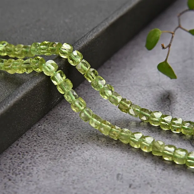Strang Würfel, Peridot, 04mm, facettiert (39cm) | Marco Schreier