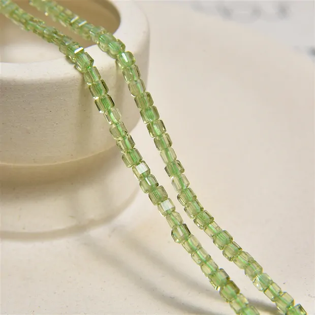 Strang Würfel, Peridot, facettiert, 02 x 02 x 02mm (39cm) | Marco Schreier