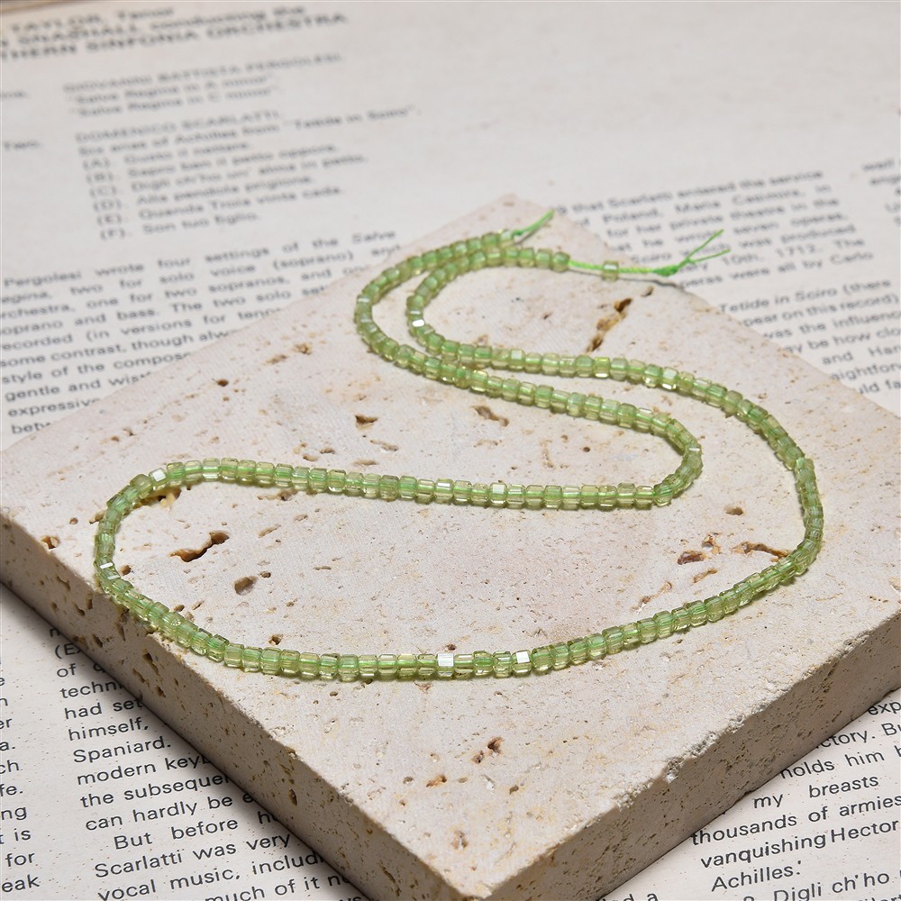 Cubo a filo, Peridoto, sfaccettato, 02 x 02 x 02 mm (39 cm) | Marco Schreier