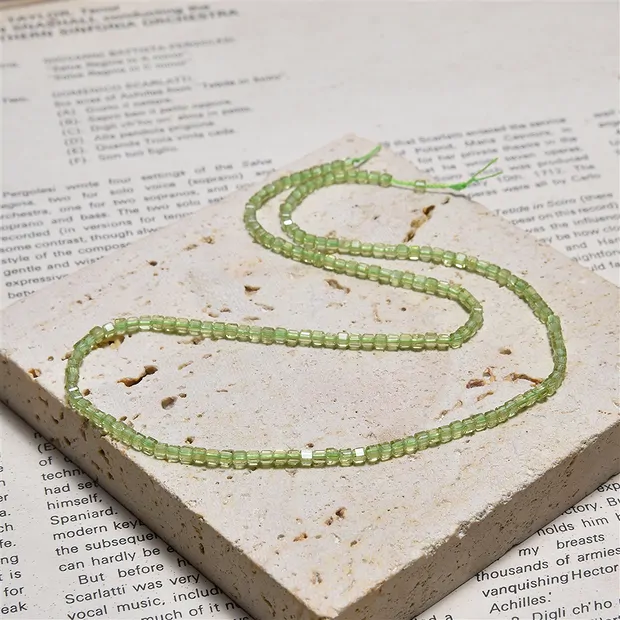 Strand cube, Peridote, faceted, 02 x 02 x 02mm (39cm) | Marco Schreier