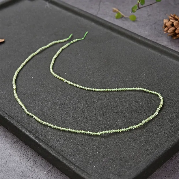 Button/disc strand, Peridote, faceted, 01 x 02mm (33cm) | Marco Schreier