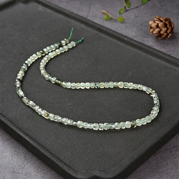 Strang Würfel, Prehnit, facettiert, 04mm | GH Edelsteine, Heilsteine & Schmuck