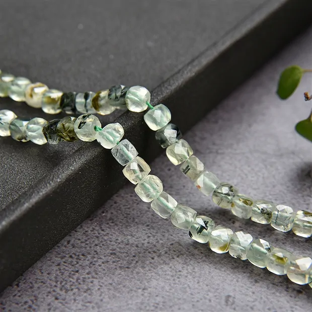 Strang Würfel, Prehnit, facettiert, 04mm | GH Edelsteine, Heilsteine & Schmuck