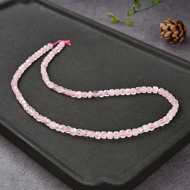 Strang Würfel, Rosenquarz, facettiert, 04mm | Edelsteine, Heilsteine & Schmuck