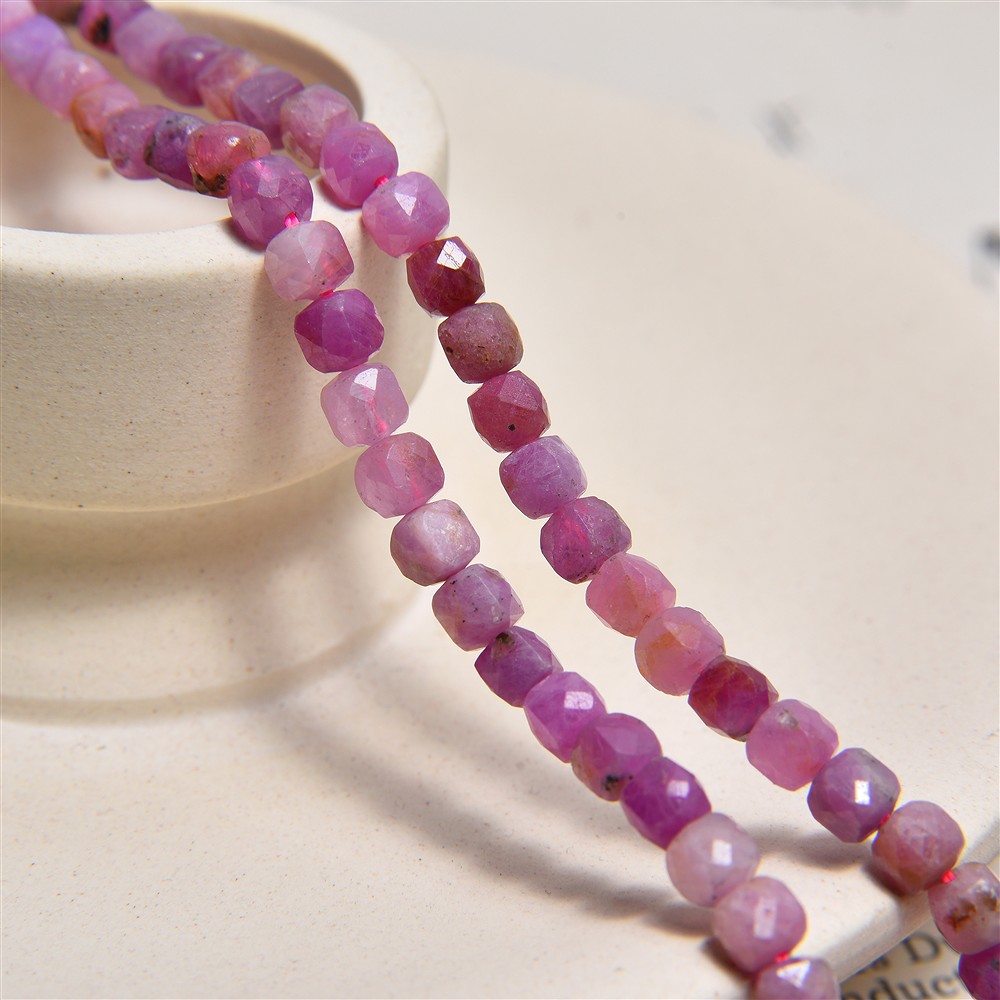 Cubo en tiras, Rubí (claro), facetado, 04mm (39cm) | Marco Schreier