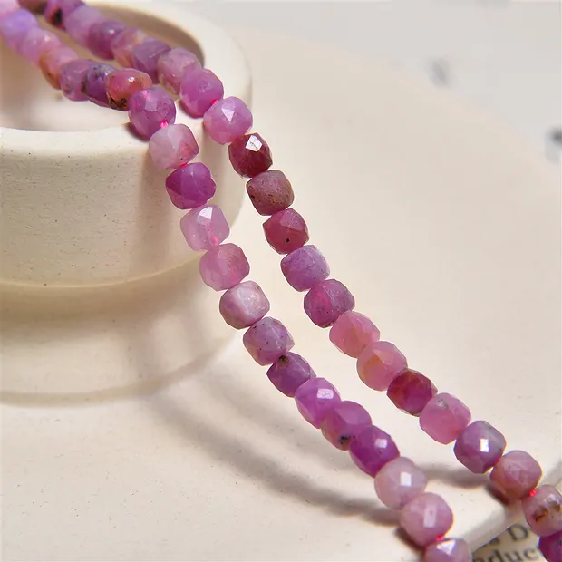 Strang Würfel, Rubin (hell), facettiert, 04mm (39cm) | Marco Schreier