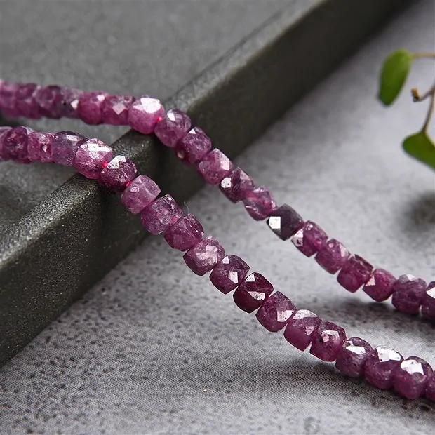 Rang de colliers, Rubis A, à facettes, 04mm (39cm) | Marco Schreier