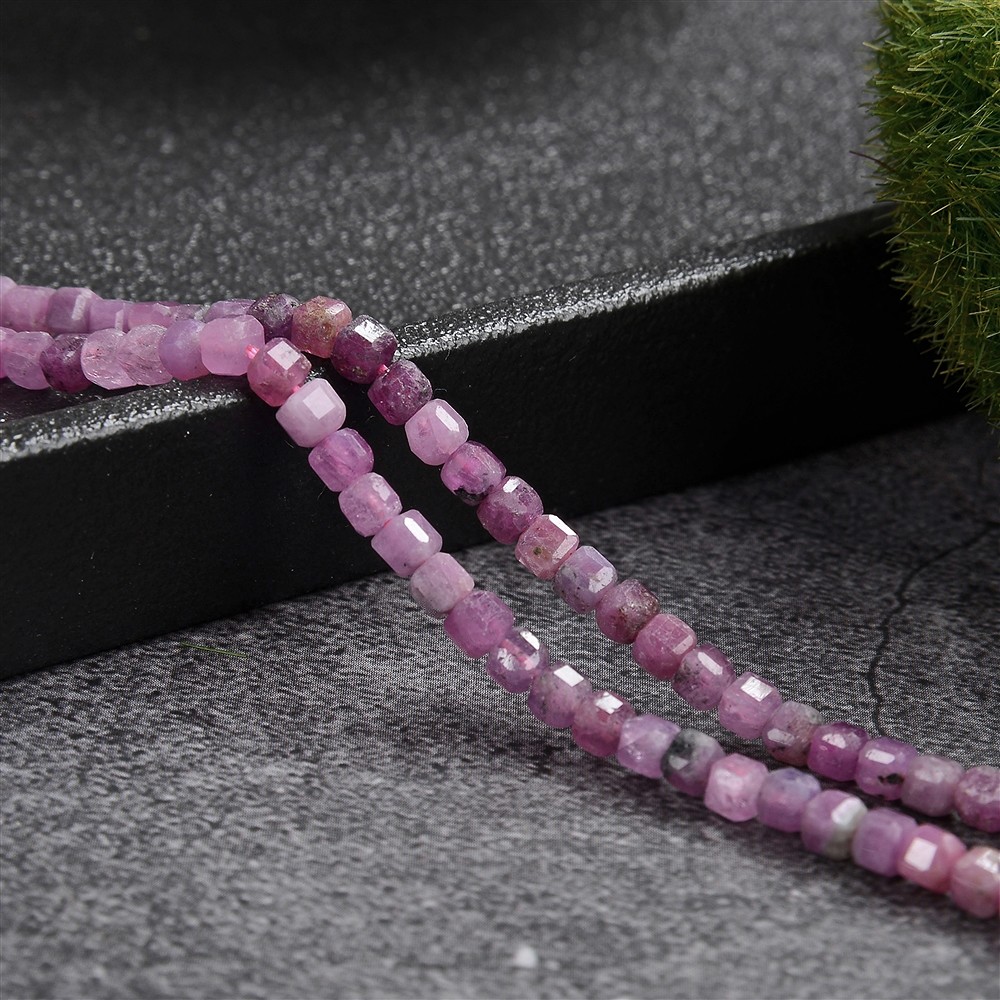 Strang Würfel, Rubin, 03 x 03 x 03mm, facettiert (39cm) | Marco Schreier