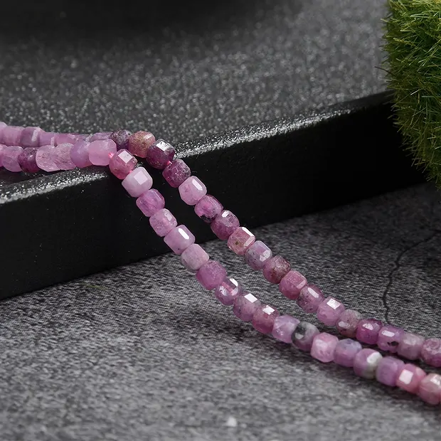 Strang Würfel, Rubin, 03 x 03 x 03mm, facettiert (39cm) | Marco Schreier