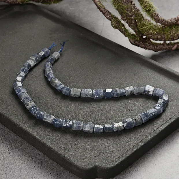 Rang de colliers de pierres brutes, Saphir, 04-05 x 06-08mm | Marco Schreier