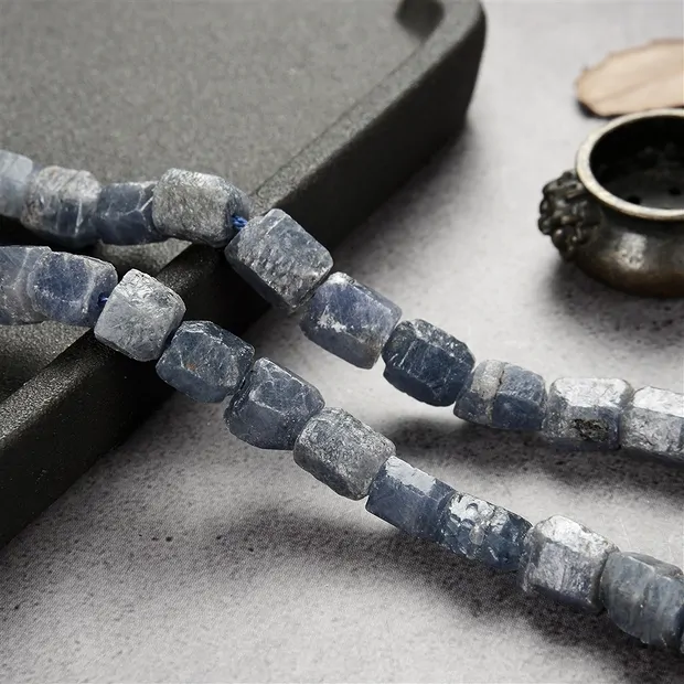 Strand of rough stones, Sapphire, 04-05 x 06-08mm | Marco Schreier