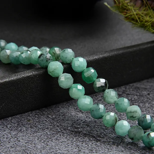 String Beads, emerald, faceted, 05mm (39cm) | wholesaler gems & healing stones