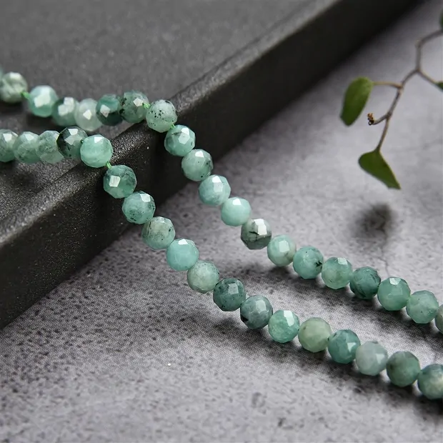String Beads, emerald, faceted, 04mm (39cm) | wholesaler gems & healing stones