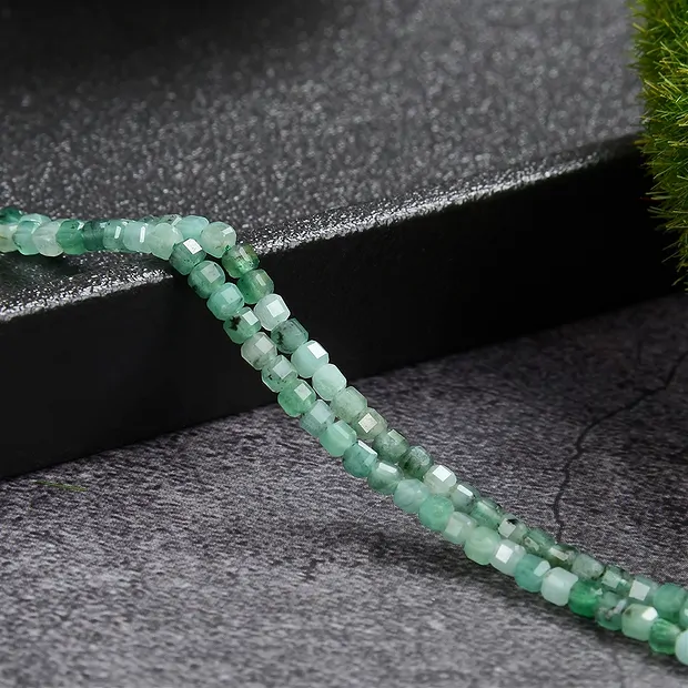 Strand of cubes, smargad, faceted, 02 x 02 x 02mm (39cm) | Marco Schreier