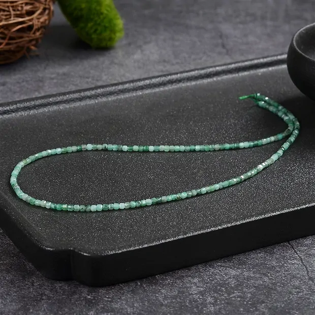 Tiras de cubos, esmeralda, facetados, 02 x 02 x 02mm (39cm) | Marco Schreier