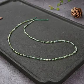 Strang Kugeln, Turmalin (olivgrün), facettiert, 03mm (39cm) | Marco Schreier