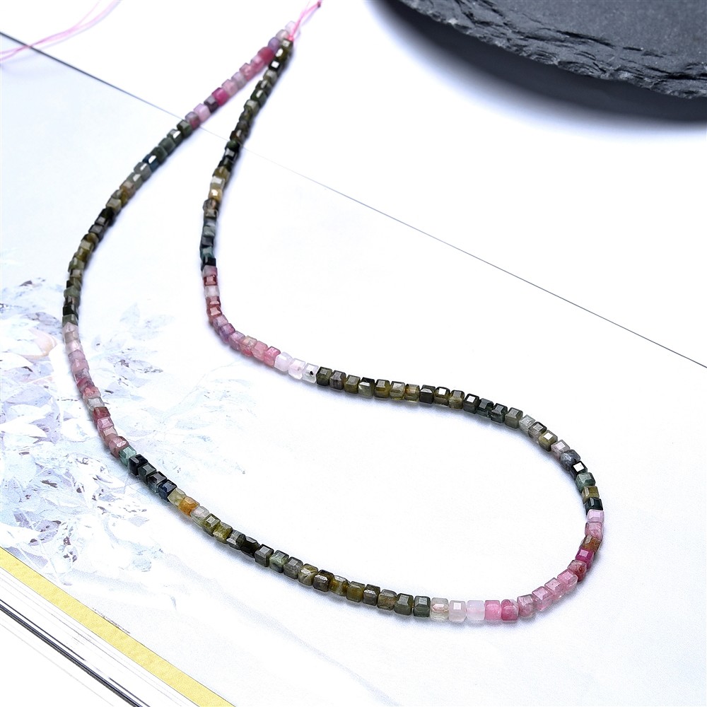 Cubo de turmalina (coloreada), facetado, 03mm (39cm) | Marco Schreier