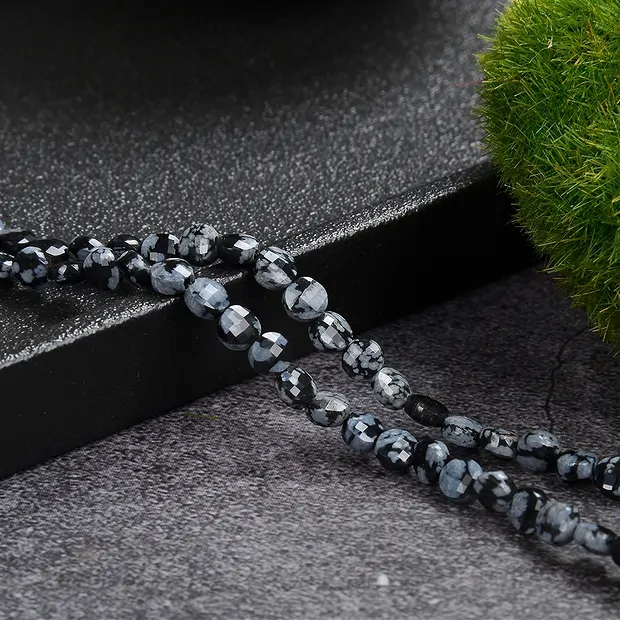 Rang de colliers, Obsidienne (flocons de neige), 04 x 02mm, facetté (39cm) | Marco Schreier