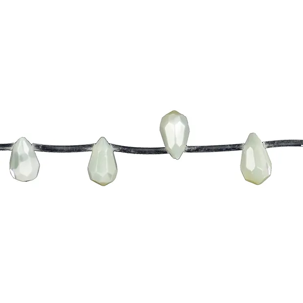 Filo di gocce sfaccettate, Madreperla (chiara), 06 x 12 mm | Marco Schreier