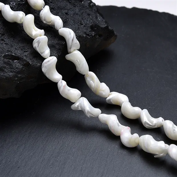 Rang de colliers Nuggets, nacre (claire), 08-15 x 06-09mm (38cm) | Marco Schreier