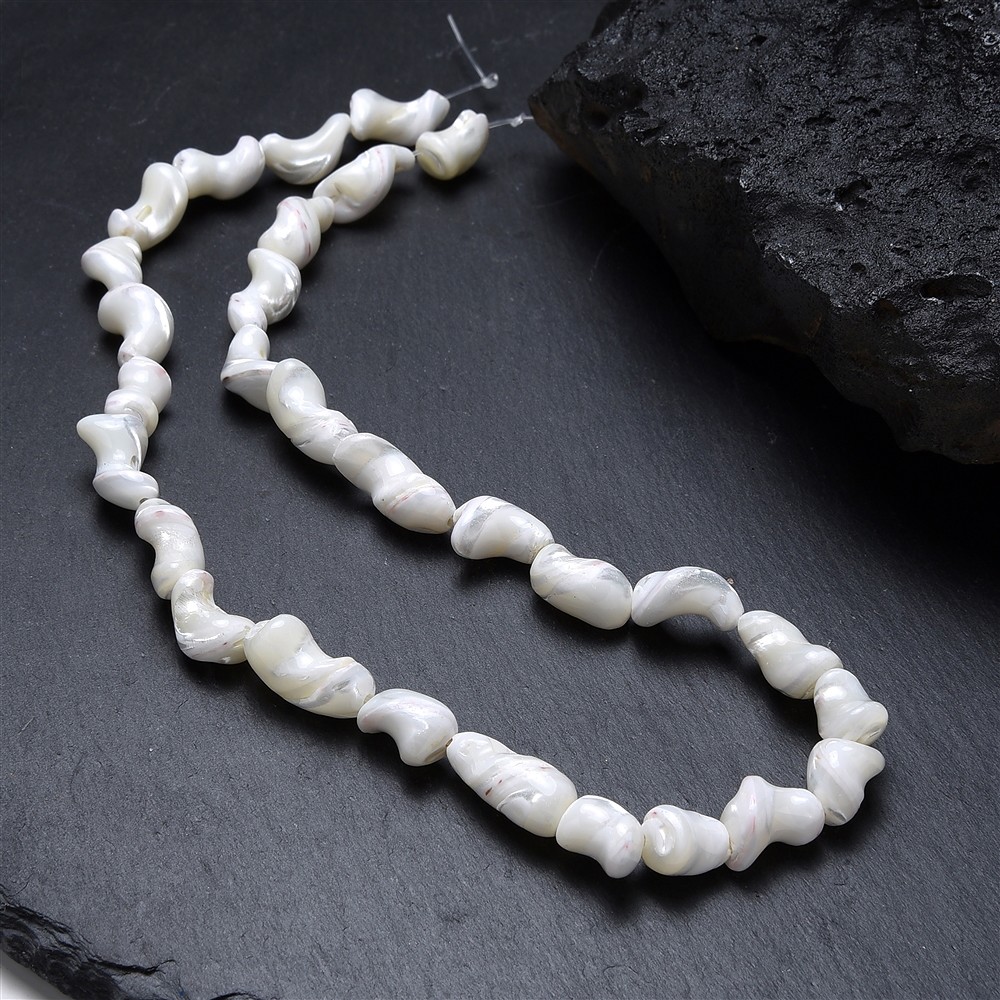 Strand of nuggets, Mother of Pearl (light), 08-15 x 06-09mm (38cm) | Marco Schreier
