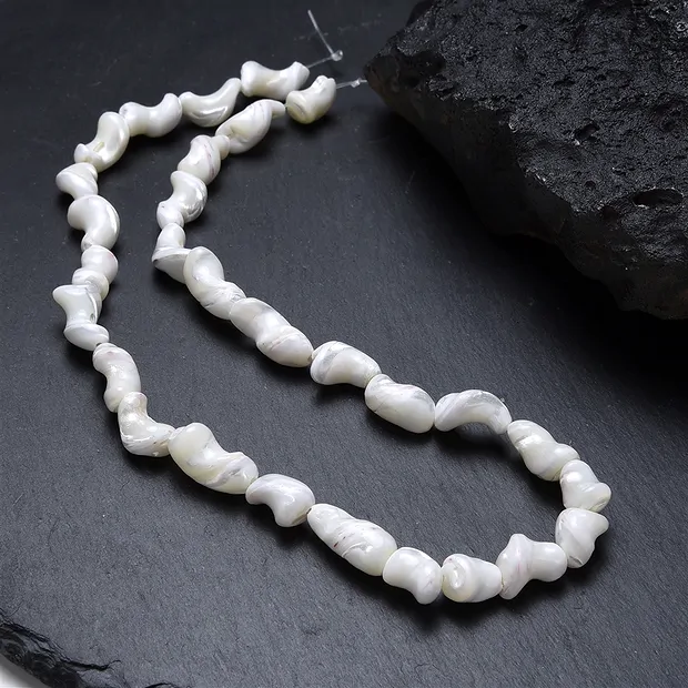 Rang de colliers Nuggets, nacre (claire), 08-15 x 06-09mm (38cm) | Marco Schreier
