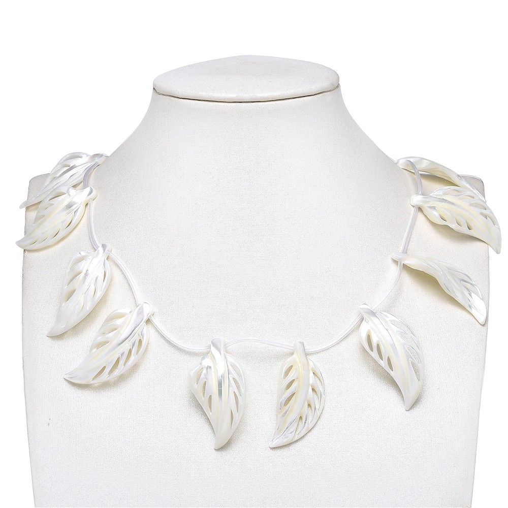 Rang de colliers, feuilles, nacre (claire), 20 x 40mm | Marco Schreier