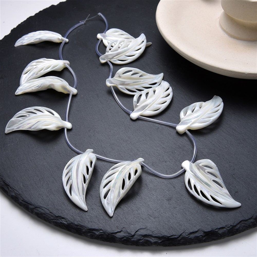 Rang de colliers, feuilles, nacre (claire), 20 x 40mm | Marco Schreier