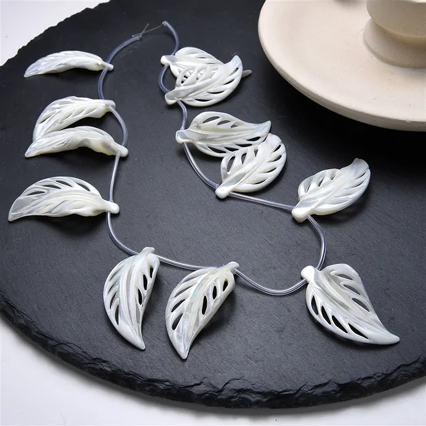 Rang de colliers, feuilles, nacre (claire), 20 x 40mm | Marco Schreier