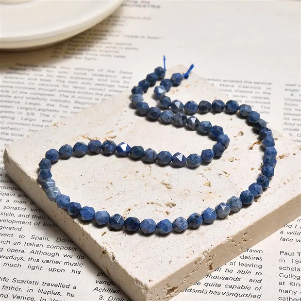 Cuentas preciosas, Dunortierita, facetada (Starcut), 05-06mm (39cm) | Marco Schreier