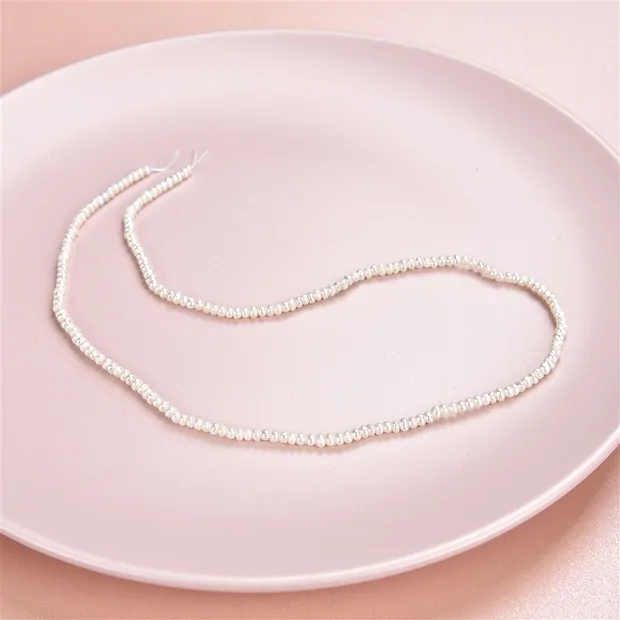 Rang de colliers Potatoe, perle d'eau douce, crème-blanche, 02 x 02-03mm (37cm) | Marco Schreier